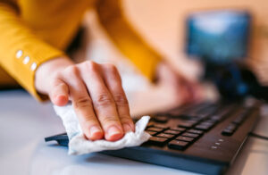 Tips Posisi dan Jarak Ideal Saat Menggunakan Gadget